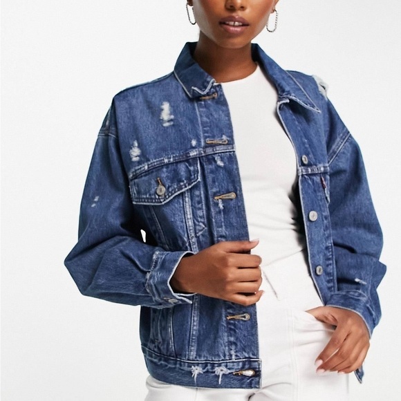 NWT Levi’s 90’s Denim Distressed Trucker Jacket in Mad Love Dark Wash - Picture 2 of 10